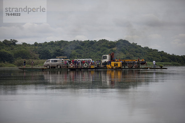 Ostafrika  Nationalpark  Transport  Landschaftlich schön  landschaftlich reizvoll  Natur  Schiff  Fähre  Afrika  Uganda