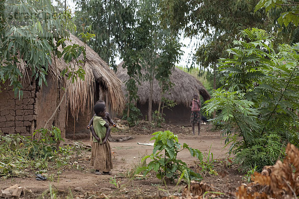 Ostafrika  Armut  arm  arme  armes  armer  Bedürftigkeit  bedürftig  Mensch  Menschen  Dorf  Afrika  Uganda