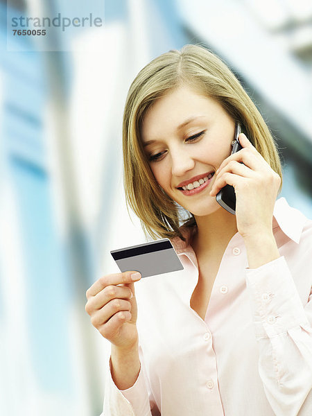 Geschäftsfrau mit Mobiltelefon und Karte