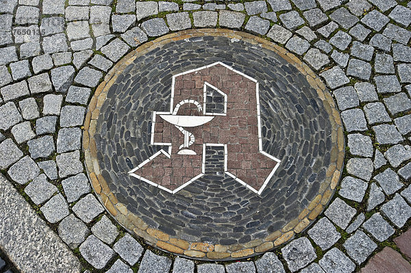 Apothekensymbol  Steinmosaik vor einer Apotheke  Freiburg im Breisgau  Baden-Württemberg  Deutschland  Europa