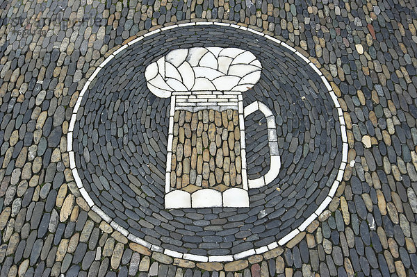 Bierglas  Steinmosaik vor einer Kneipe  Freiburg im Breisgau  Baden-Württemberg  Deutschland  Europa