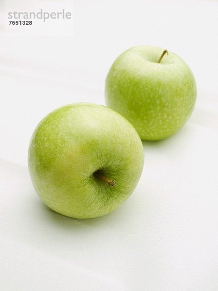 Zwei Granny Smith Äpfel