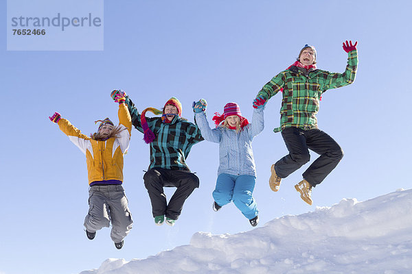 Europa  Winter  4  Kleidung  bedecken  Mensch  Menschen  über  bunt  springen  jung  Österreich  Salzburg  Schnee