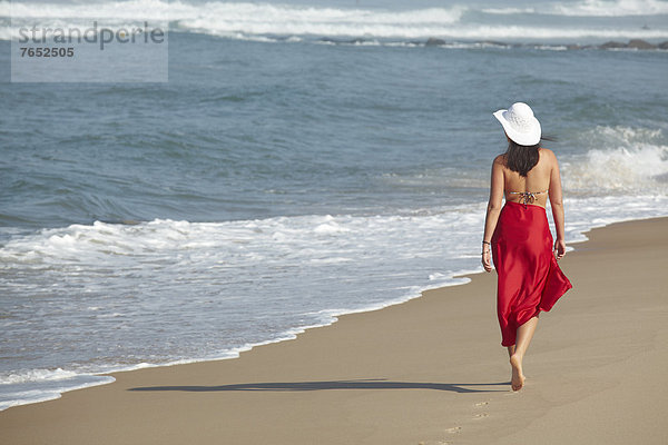 Frankreich  Europa  Frau  gehen  Strand  Sommer  Bikini  Sarong  Rückansicht  rot  Ansicht  jung  Kleidung  vorwärts  Arcachon  Aquitanien