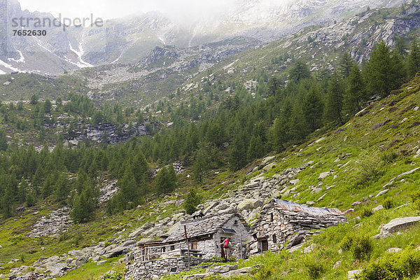 Kleine Menschengruppe  Kleine Menschengruppen  Hütte  Europa  Berg  Mann  ankommen  wandern  Schweiz