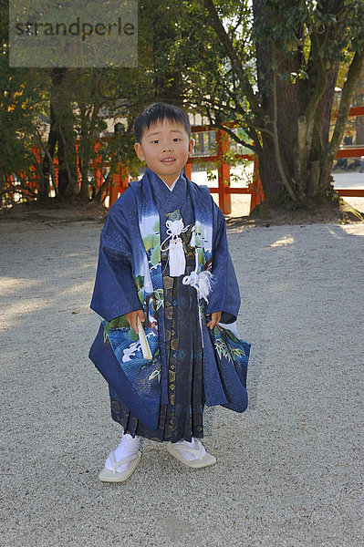 Junge - Person  Ostasien  Asien  Japan  Kimono  Kyoto  Schrein