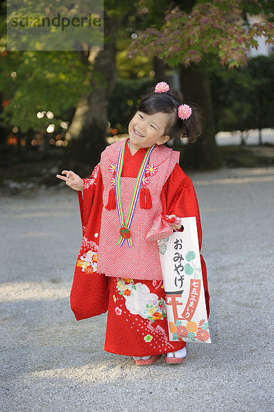 stehend  Spazierstock  Stock  Tasche  halten  Ostasien  lang  langes  langer  lange  rot  Kies  Süßigkeit  Mädchen  Asien  Japan  Kimono  Kyoto  Schrein