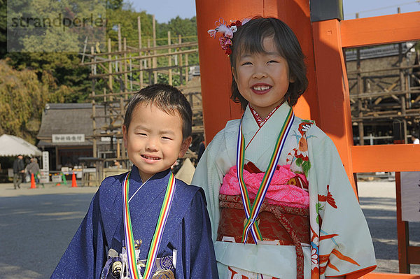 Junge - Person  Ostasien  Mädchen  Asien  Japan  Kimono  Kyoto  Schrein