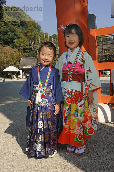 Junge - Person  Ostasien  Mädchen  Asien  Japan  Kimono  Kyoto  Schrein