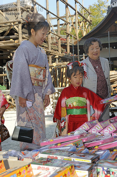 Geschenk  Ostasien  Vielfalt  Großmutter  Schmuck  Mädchen  Mutter - Mensch  Asien  Haar  Japan  Kimono  Kyoto