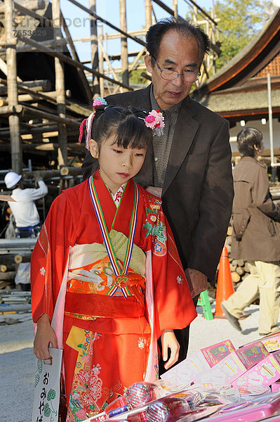 Spazierstock  Stock  Menschlicher Vater  Tasche  halten  Ostasien  lang  langes  langer  lange  rot  Süßigkeit  Tochter  Asien  Japan  Kimono  Kyoto