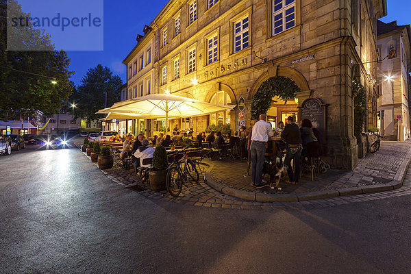 am Tisch essen Stadt Geschichte Restaurant Außenaufnahme Bamberg alt