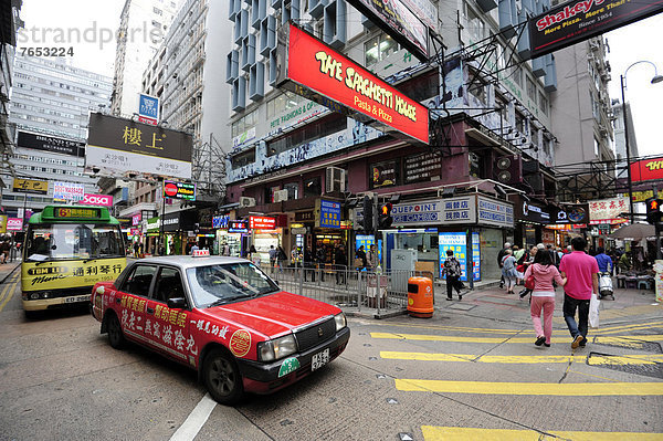 überqueren  warten  Straße  rot  Taxi  China  Asien  Ortsteil  Hongkong  Zebra