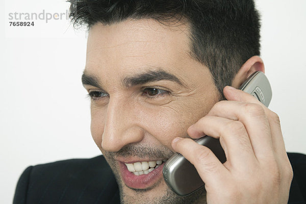 Mid-Erwachsenen Geschäftsmann im Gespräch auf dem Handy  lächelnd