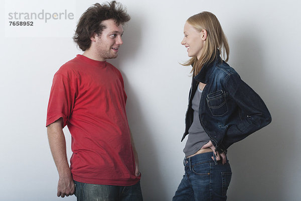 Junger Mann und junge Frau im Gespräch
