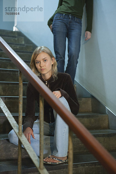 Teenager-Mädchen auf der Treppe sitzend