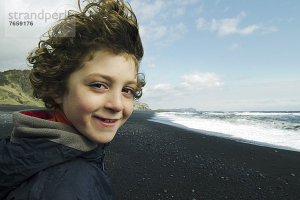 Portrait eines lächelnden Jungen am Strand  Island