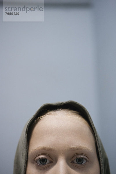 Junge Frau mit Kapuze  ausgeschnittenes Porträt