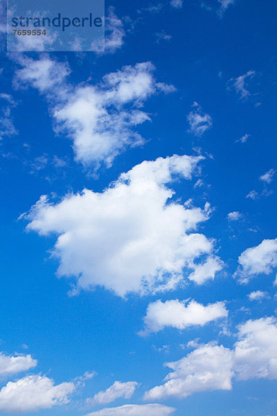 Blauer Himmel mit Wolken