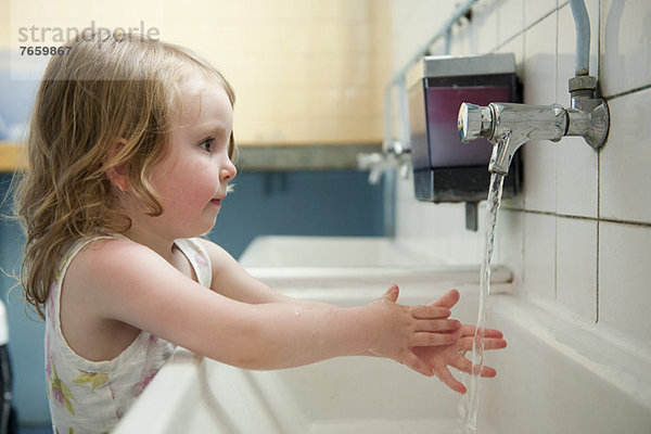 Kleines Mädchen beim Händewaschen
