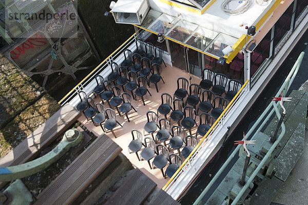 Leere Stühle auf dem Tourboot-Deck