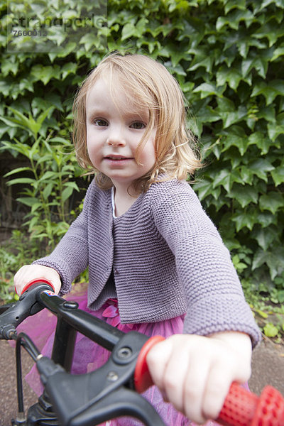 Kleines Mädchen mit Fahrrad  Portrait