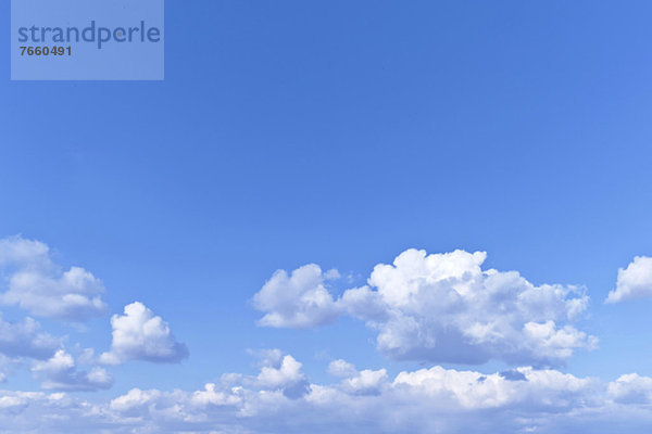 Blauer Himmel mit Wolken