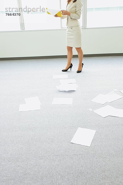 Geschäftsfrau  Boden  Fußboden  Fußböden  Papier