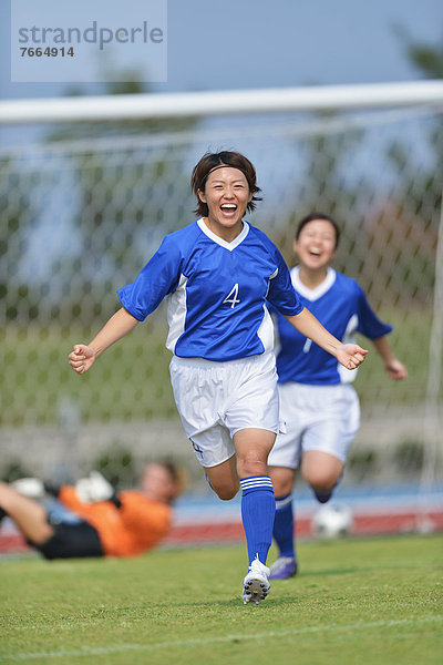 Frau Fußball spielen