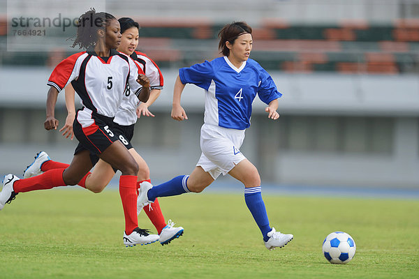 Frau Fußball spielen