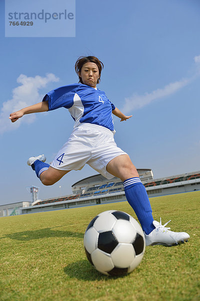 Frau spielen Fußball