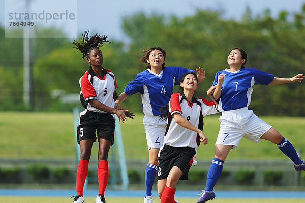 Frau Fußball spielen