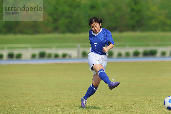 Frau spielen Fußball