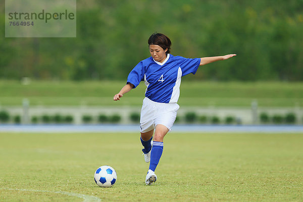 Frau spielen Fußball