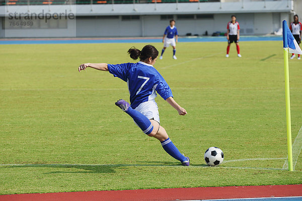 Frau Fußball spielen