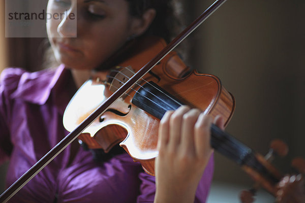 Frau spielen Geige