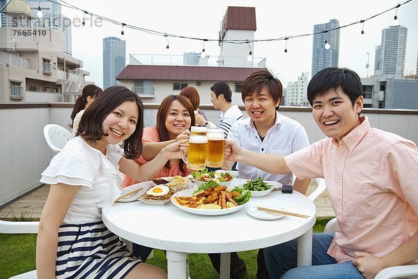 Zusammenhalt Freundschaft trinken