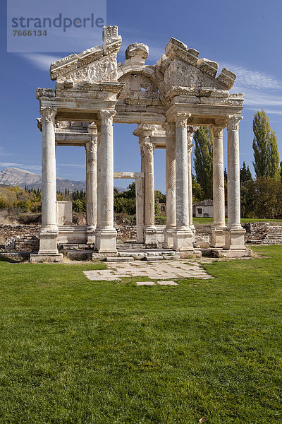 Tetrapylon in der antiken Stadt Aphrodisias  heutige Stadt Geyre  Türkei