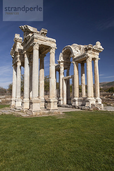 Tetrapylon in der antiken Stadt Aphrodisias  heutige Stadt Geyre  Türkei