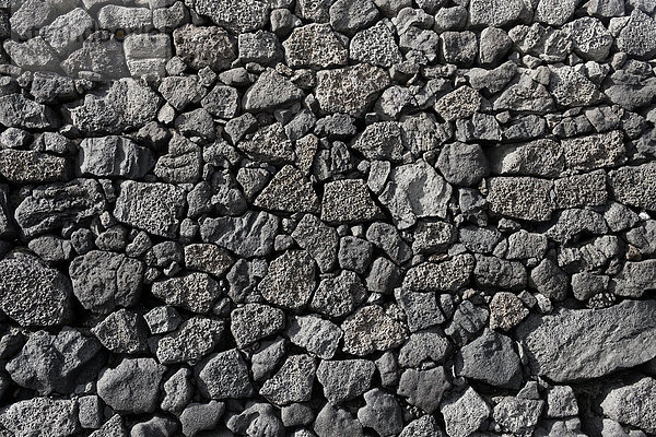 Lavasteinmauer  gebaut aus einzelnen  übereinander geschichteten Lavasteinen  typisch für Lanzarote