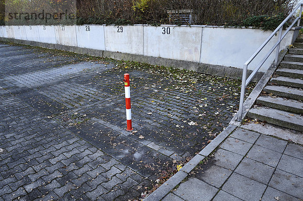 Nummerierte Parkplätze in der Satellitenstadt Neuperlach  München  Bayern  Deutschland  Europa