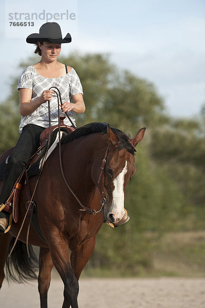 Frau auf einem Quarter Horse