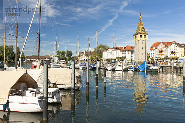 Hafen von Lindau am Bodensee mit Mangturm  Lindau  Bayern  Deutschland  Europa  ÖffentlicherGrund