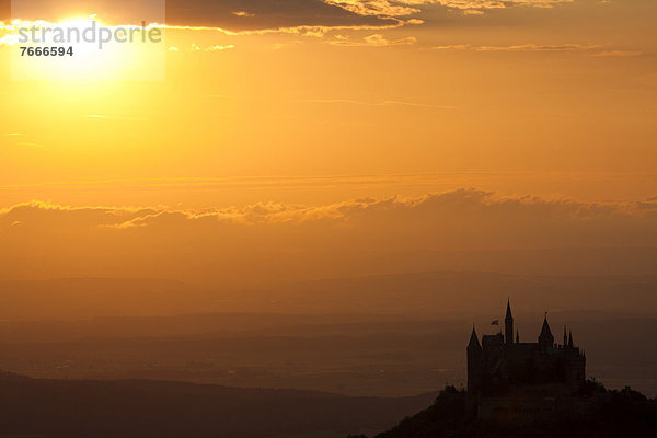 Burg Hohenzollern im Sonnenuntergang  Schwäbische Alb  Zollernalbkreis  Baden-Württemberg  Deutschland  Europa ÖffentlicherGrund