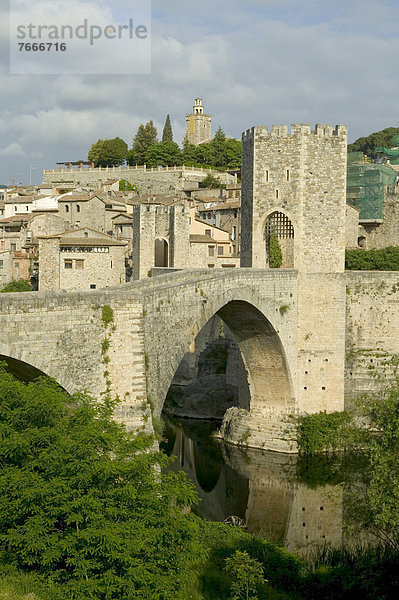 Befestigte Brücke  Besalu  Katalonien  Spanien  Europa