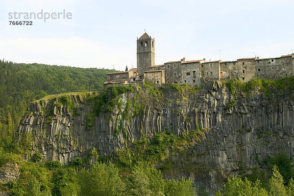 Dorf Castellfollit de la Roca auf Felsmassiv aus Basaltgestein  Katalonien  Spanien  Europa