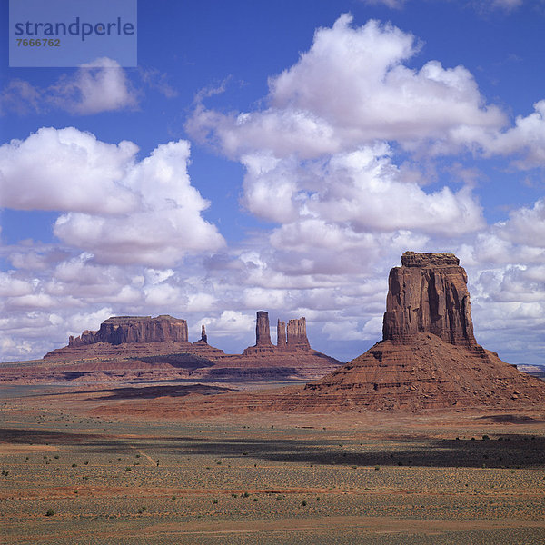 Monument Valley Navajo Tribal Park  auf der Grenze der U.S.-Staaten Arizona und Utah  USA