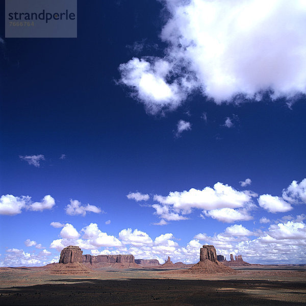 Monument Valley Navajo Tribal Park  auf der Grenze der U.S.-Staaten Arizona und Utah  USA