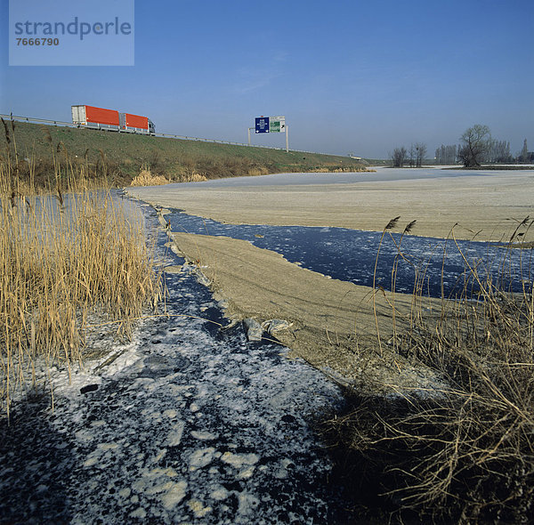 Verschmutztes Wasser an einer Autobahn  Frankreich  Europa