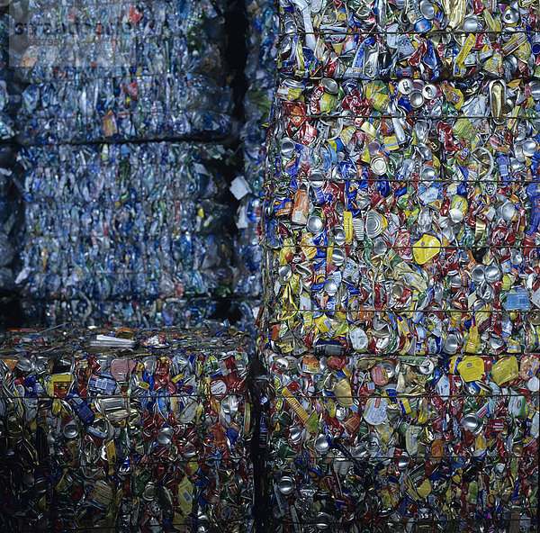 Recycling-Zentrum für Dosen  zerdrückte Konservendosen  Sortierzentrum  Frankreich  Europa